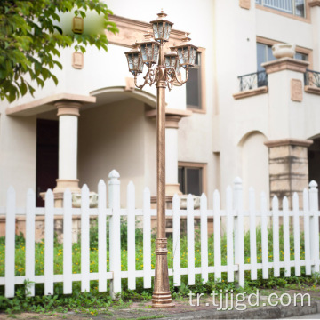 Retro tarzı sokak ışıkları